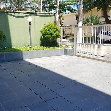 Apartamento A Uma Quadra Da Praia Гуаружа Экстерьер фото